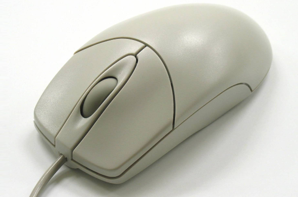 A photo of a clickwheel mouse.