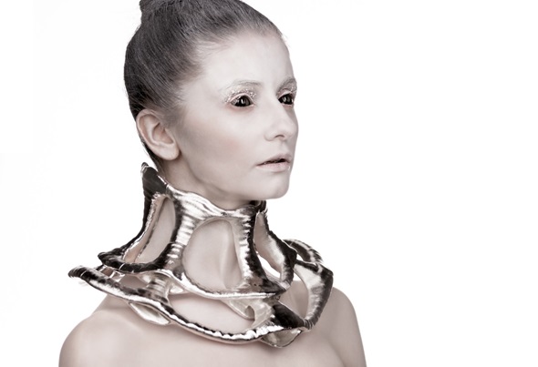 3D printed neckpiece by Laura Thapthimkuna.