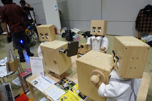 Hot sandwich making robots at Maker Faire Tokyo