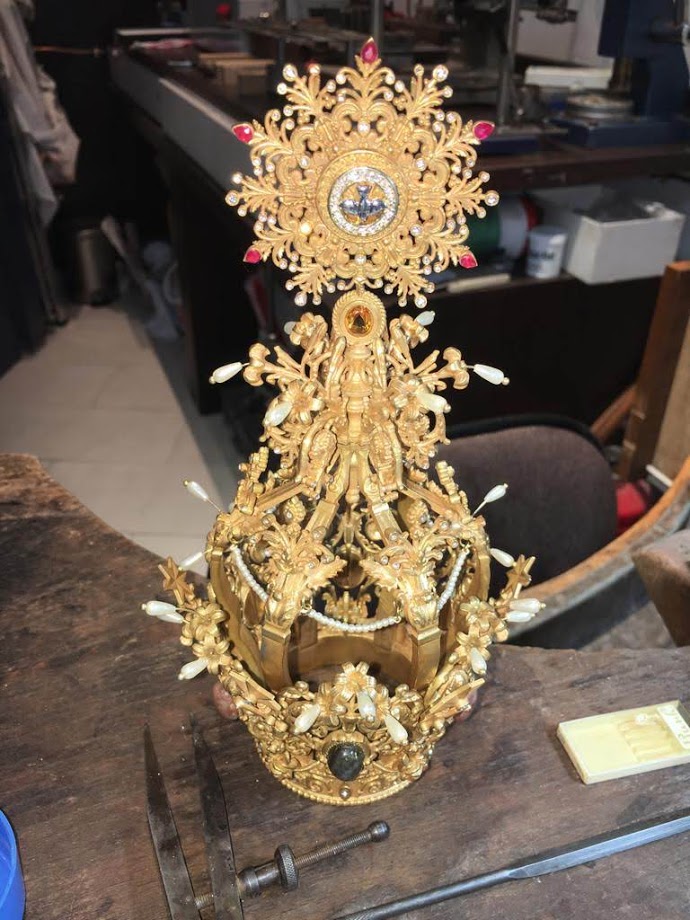3D-printed crown replica in silver, enhanced with stones and diamonds