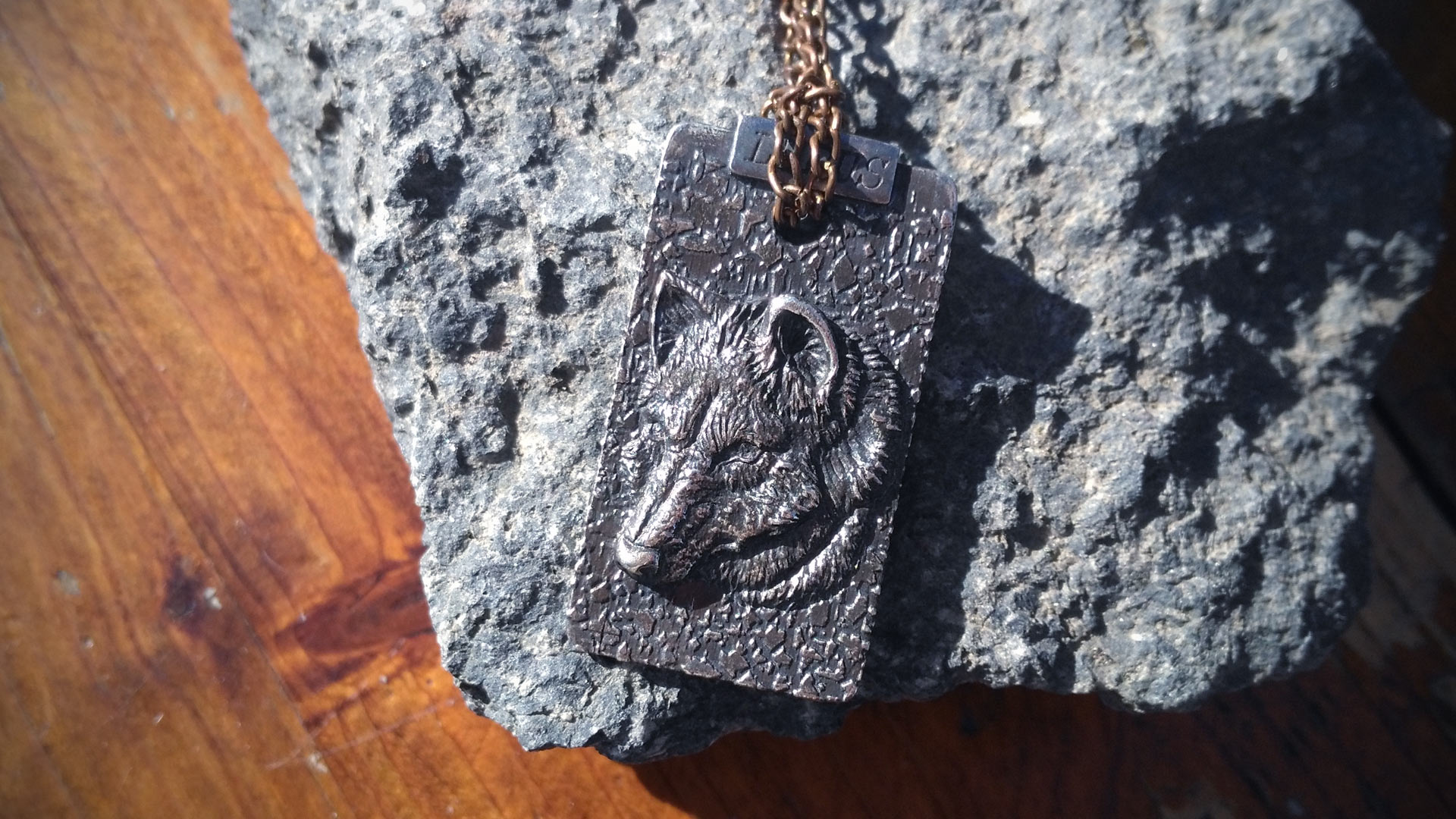 beautiful-wolf-pendant