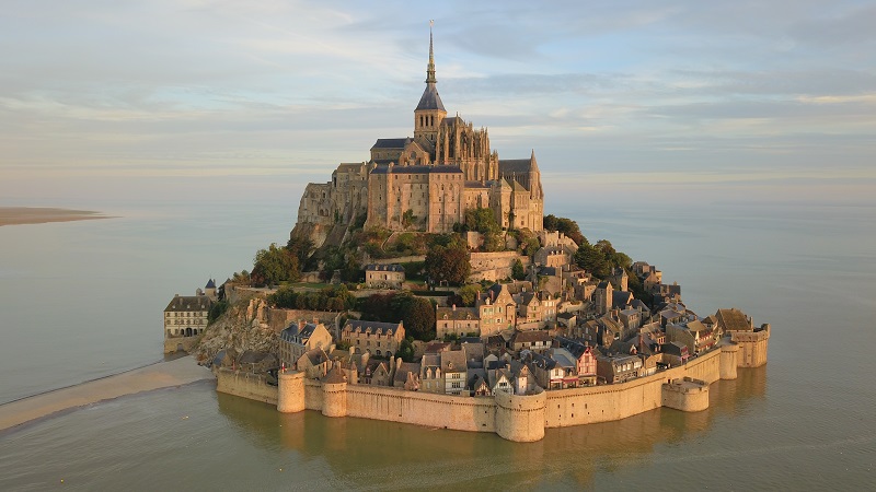 Mont-Saint-Michel_vu_du_ciel